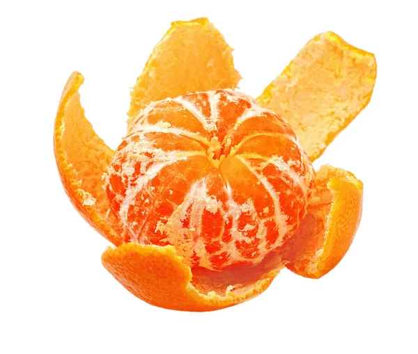 Čistí zralé mandarinkové kůře s — Stock fotografie