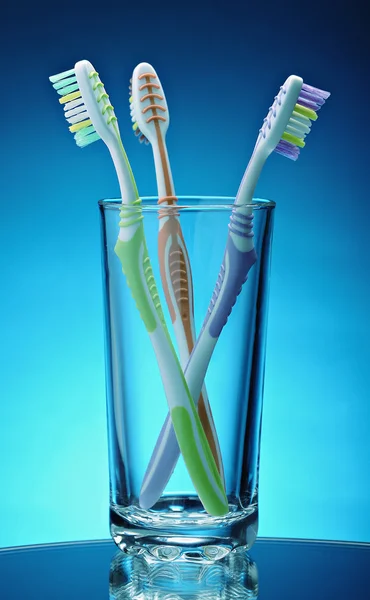 Tandenborstels in een glas — Stockfoto