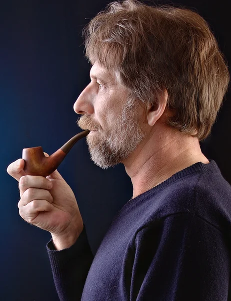 Man smoking a pipe — Stock Photo, Image