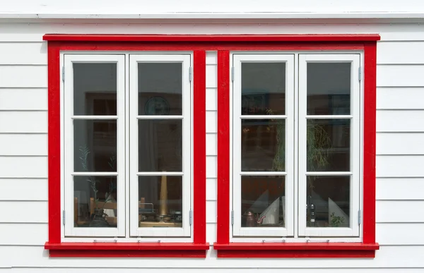 Fenêtres dans la maison scandinave — Photo