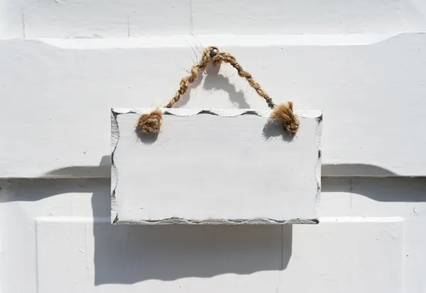 Cartelera en blanco en la puerta de una casa — Foto de Stock