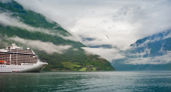 Горное озеро с кораблем — стоковое фото