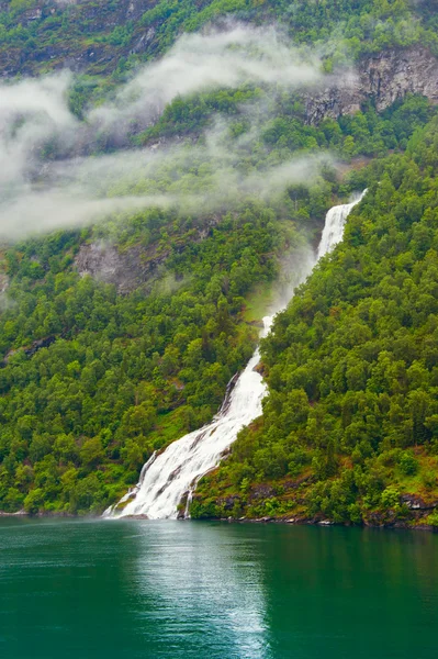 Water en bergen — Stockfoto