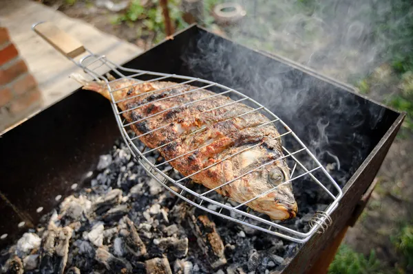 Grillad fisk - matlagning — Stockfoto