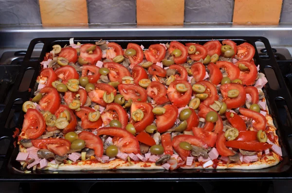 Домашняя пицца — стоковое фото