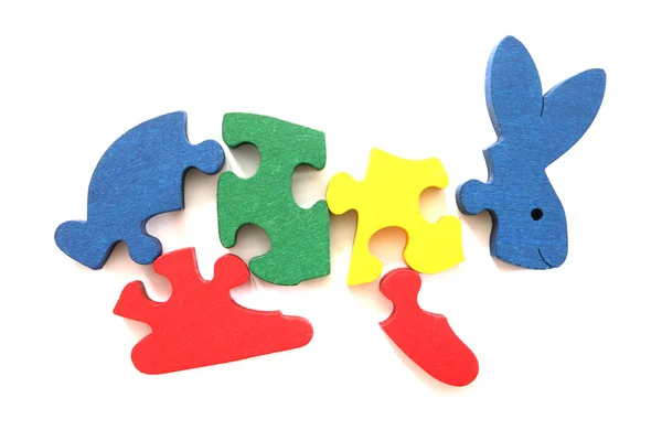 Kolorowe puzzle drewniane w kształcie królik na białym tle — Zdjęcie stockowe