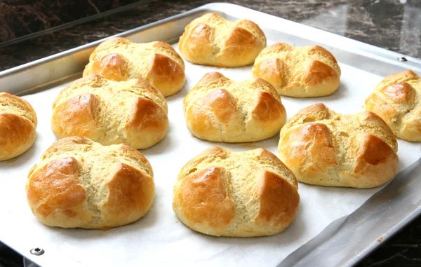 Homemade buns on white paperbu — Stock Photo, Image