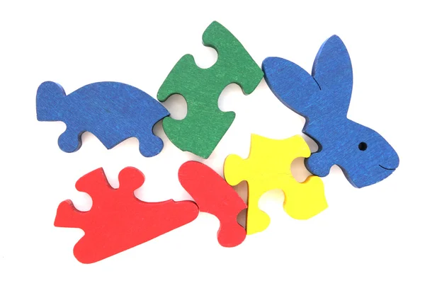 Puzzle in legno colorato a forma di coniglio su sfondo bianco — Foto Stock