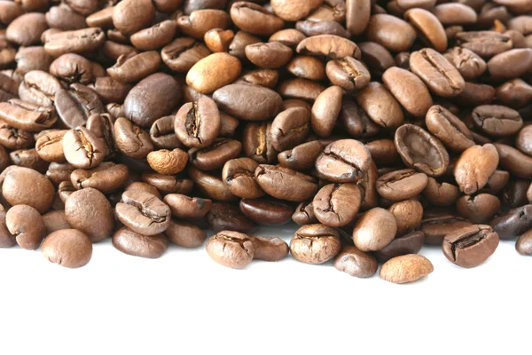 Celá kávová zrna na bílém pozadí — Stock fotografie