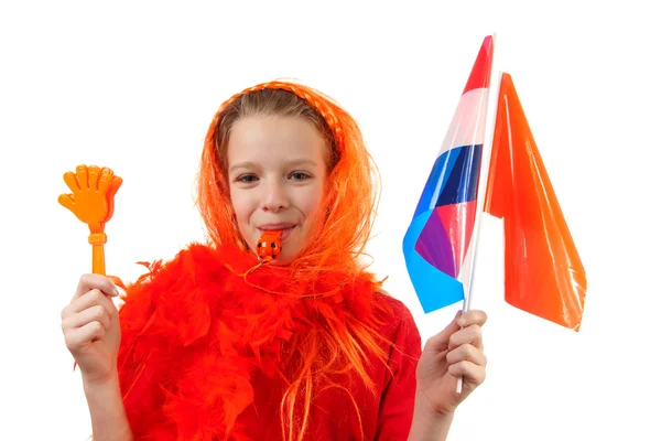 Meisje is poseren in oranje outfit voor soccer Spel — Stockfoto