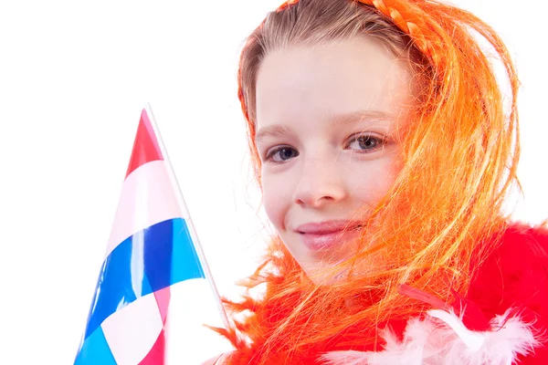 Mädchen posiert in orangefarbenem Outfit für Fußballspiel — Stockfoto