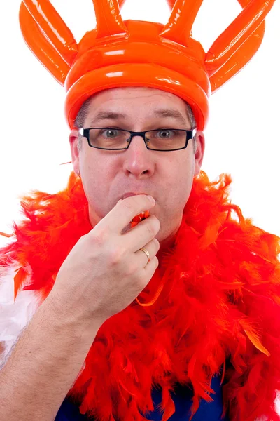 L'uomo posa in abito arancione per la partita di calcio — Foto Stock