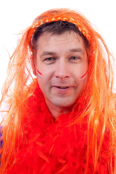 Mann posiert in orangefarbenem Outfit für Fußballspiel — Stockfoto