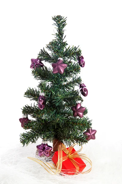 Plastic kerstboom met paarse sterren — Stockfoto