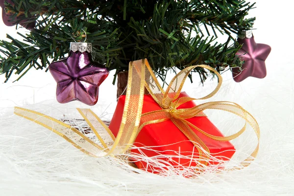Plastic kerstboom met rode aanwezig — Stockfoto