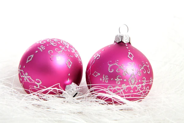 Dvě růžové vánoční koule — Stock fotografie