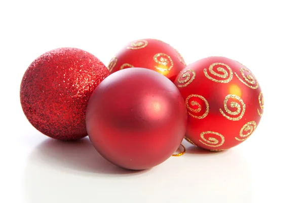 Четыре красных рождественских шара — стоковое фото