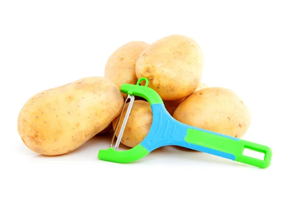 Pila di patate non pelate con coltello peeling colorato — Foto Stock
