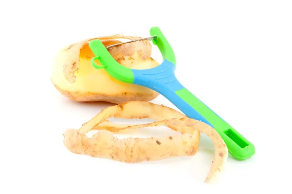 Una patata con coltello peeling colorato — Foto Stock