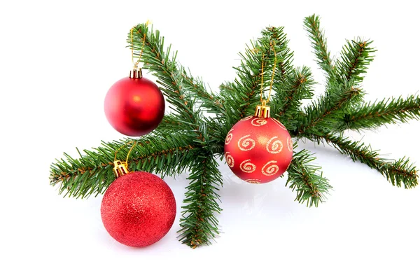 A piros labdákat a karácsonyfa ága — Stock Fotó