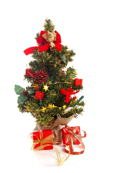 Kunststoff-Weihnachtsbaum mit roten Geschenken lizenzfreie Stockfotos