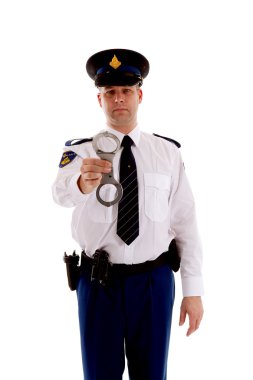 Polis memuru kelepçe gösterilen