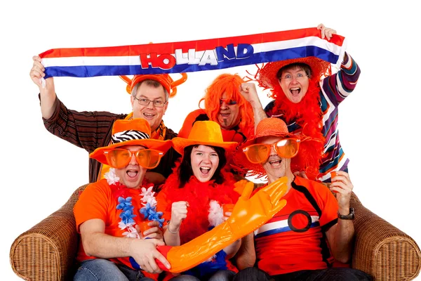 Grupo de fãs holandeses de futebol assistindo jogo — Fotografia de Stock