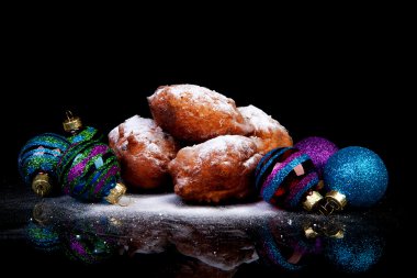 Hollandalı oliebollen ve Noel topları yığını