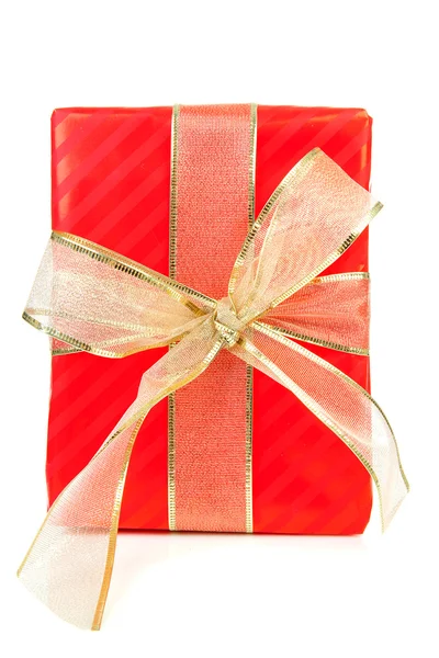 Большой красный подарок с золотой лентой — стоковое фото