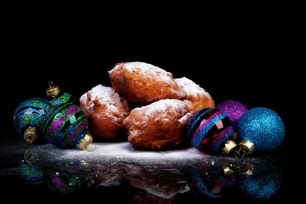 オランダの oliebollen とクリスマスのボールの山 — ストック写真