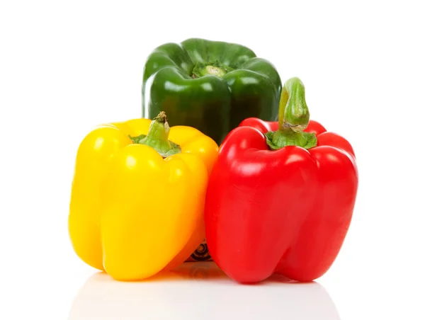 三个新鲜红辣椒 (红、 黄、 绿) — 图库照片