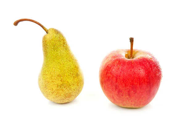 Свежая груша и яблоко с каплями воды — стоковое фото