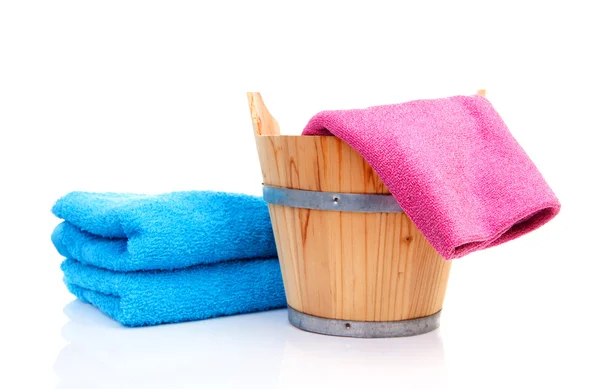 Cubo de madera para spa o sauna con toallas de colores — Foto de Stock