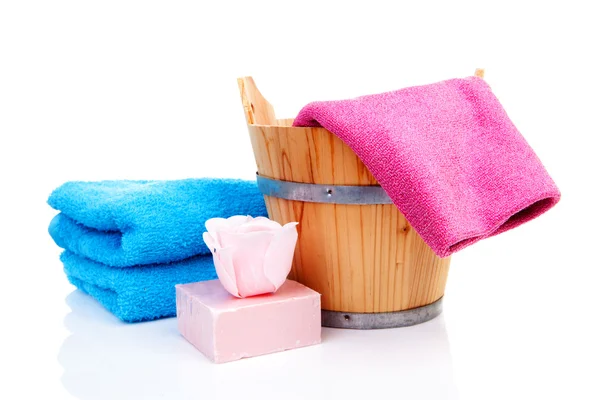 Wooden bucket for spa or sauna with colorful towels — Stock Photo, Image
