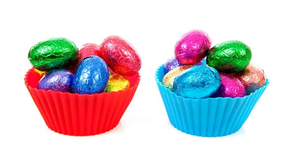 Tigelas com ovos coloridos de páscoa — Fotografia de Stock