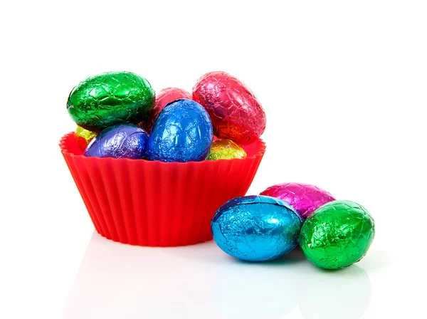 A színes húsvéti tojás piros tál — Stock Fotó