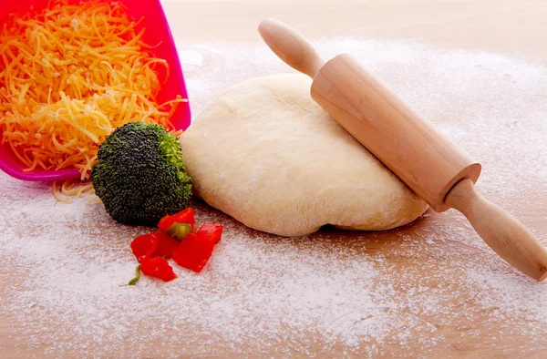Изготовление пиццы: ингредиенты и тесто для макарон — стоковое фото