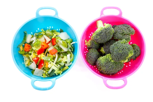 Dos coloridos coladores con verduras —  Fotos de Stock