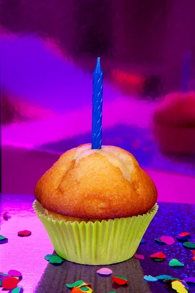 キャンドルで誕生日ケーキ — ストック写真