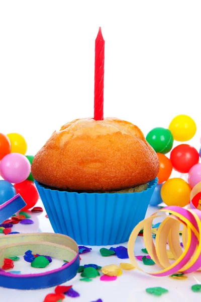 Verjaardag cupcake met kaars slingers en kleurrijke confetti — Stockfoto