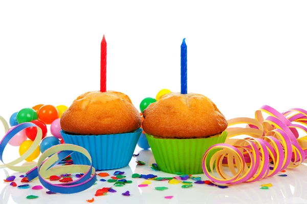 Cupcake di compleanno con stelle filanti di candela e coriandoli colorati — Foto Stock