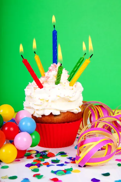 Cupcake di compleanno con molte candele — Foto Stock