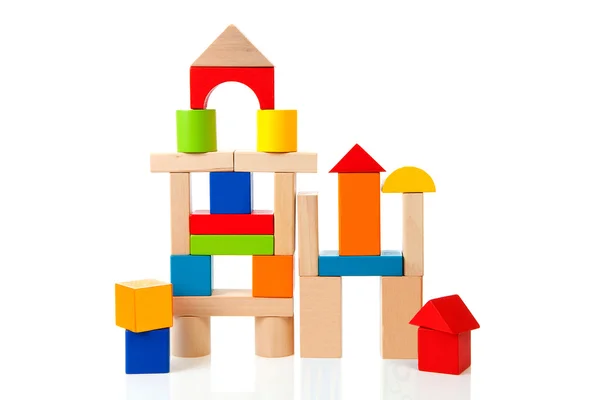 Casa feita de blocos de construção de madeira coloridos — Fotografia de Stock