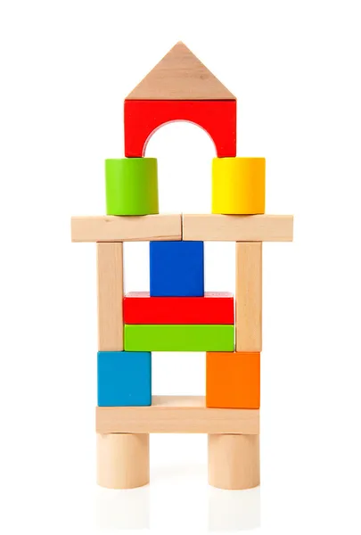 Domek z barevné dřevěné stavební bloky — Stock fotografie