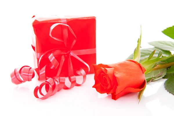 Rotes Geschenk und Rose — Stockfoto