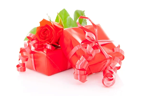 Красные подарки и розы — стоковое фото