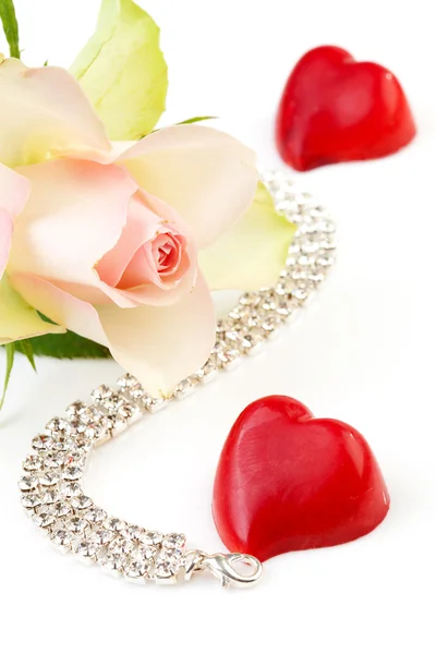 Τριαντάφυλλο, ζαχαρωτό hart και διαμάντι κολιέ σε λευκό φόντο — Φωτογραφία Αρχείου