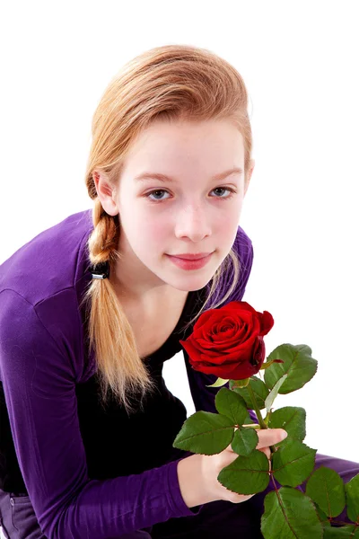 Jong meisje met rode roos — Stockfoto