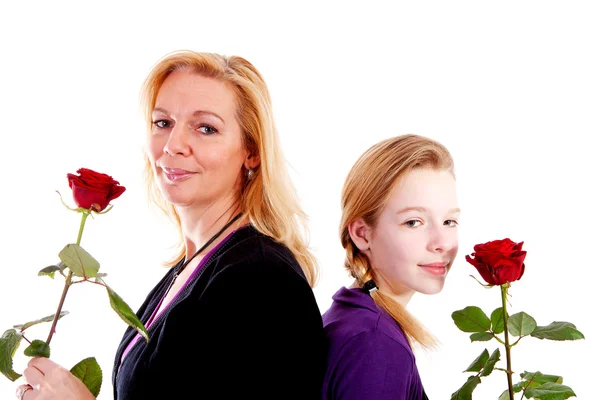 Мати і дочка з червоними трояндами — стокове фото