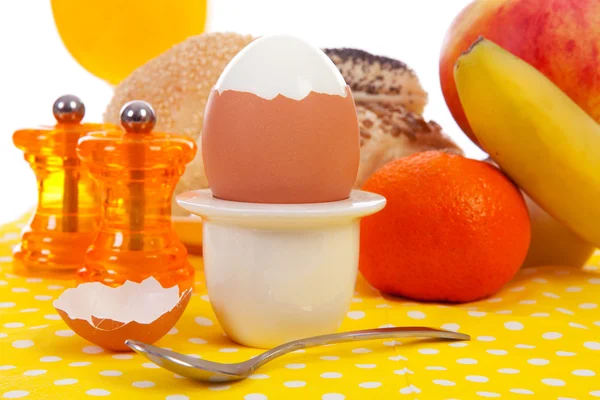 벗 겨 달걀, 맛 있는 빵과 과일 아침 — 스톡 사진